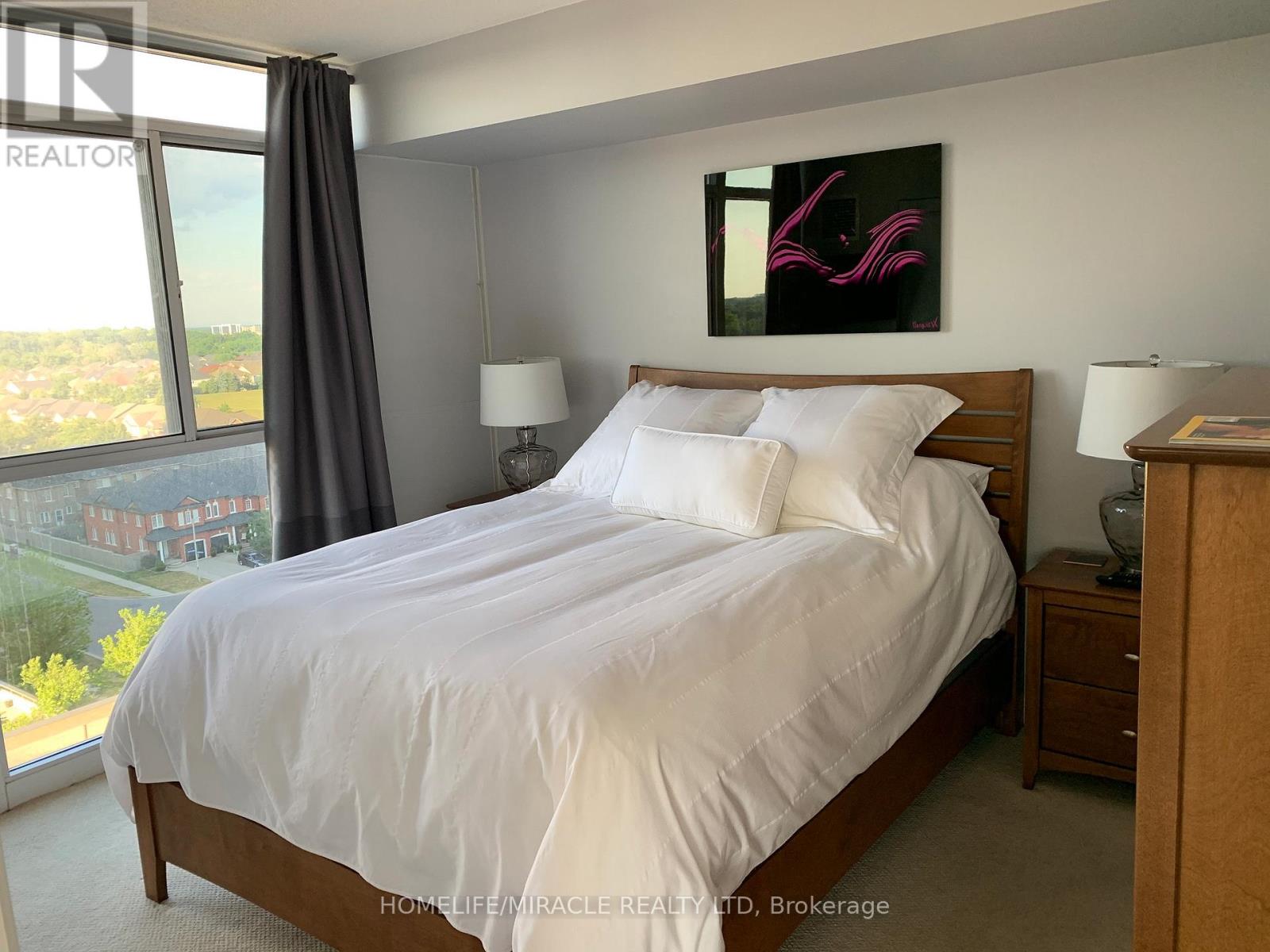 909 - 1940 Ironstone Drive, Burlington, Ontario  L7L 0E4 - Photo 5 - W12611160