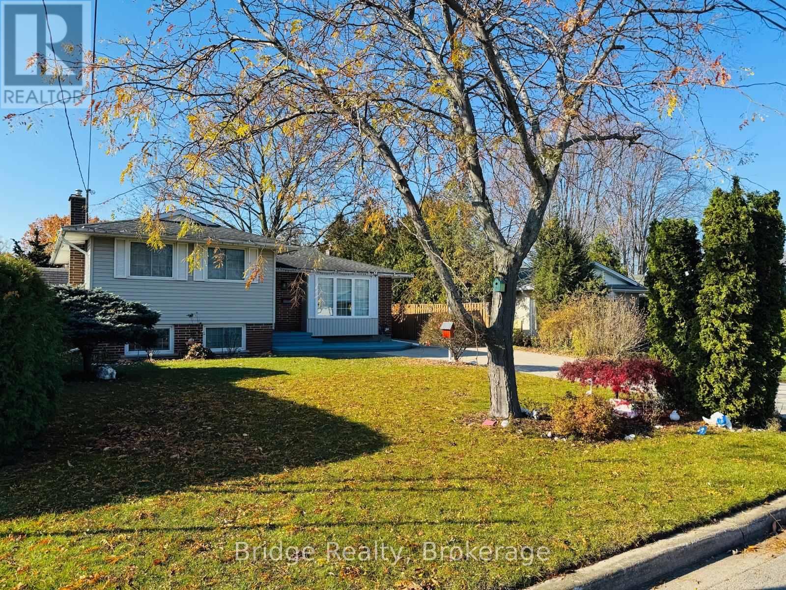3 Noelle Drive, St. Catharines, Ontario  L2M 1M1 - Photo 2 - X12611262