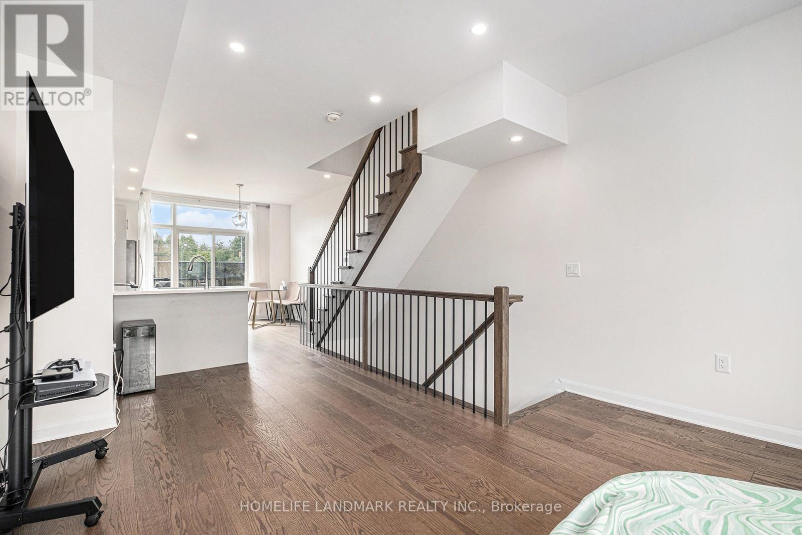 308 Foliage Private, Ottawa, Ontario  K2H 0C5 - Photo 8 - X12611162