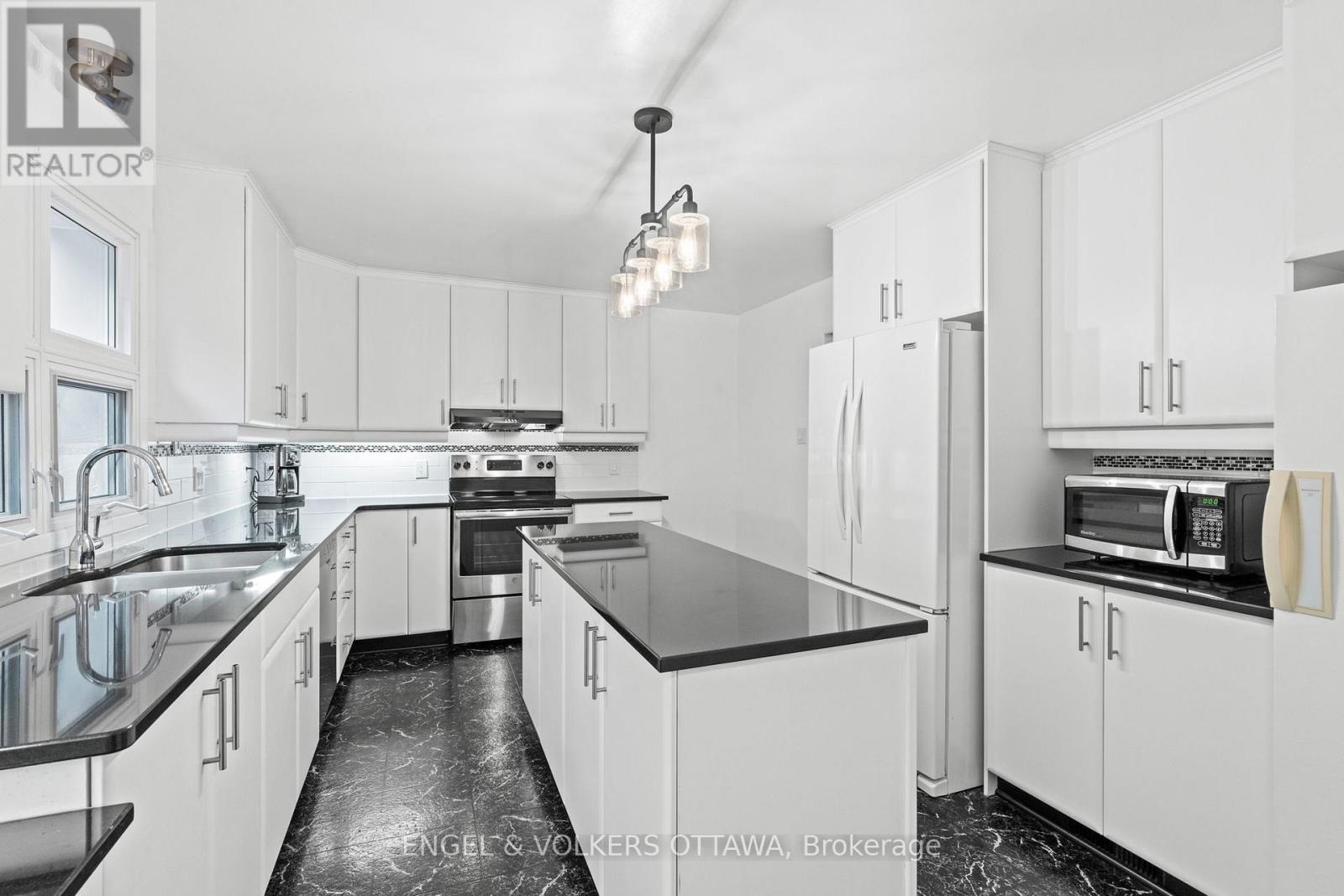 B - 20 Mohawk Crescent, Ottawa, Ontario  K2H 7G6 - Photo 4 - X12611214