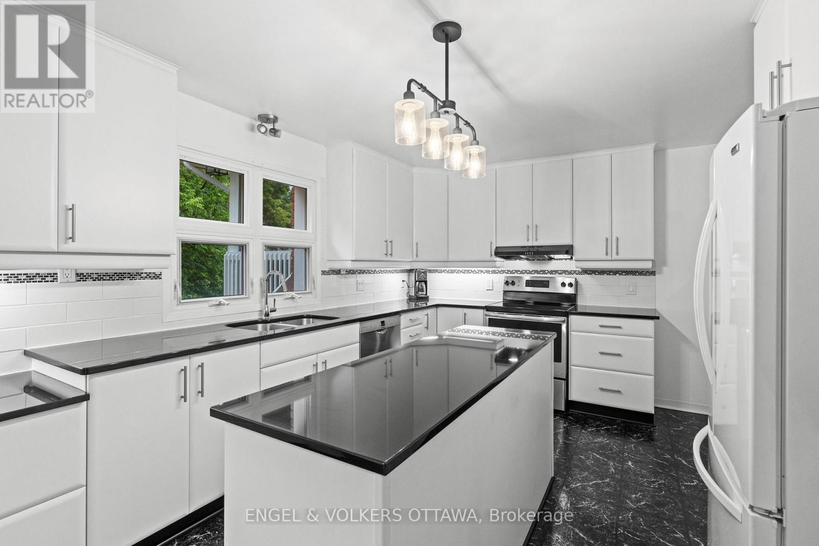 B - 20 Mohawk Crescent, Ottawa, Ontario  K2H 7G6 - Photo 5 - X12611214