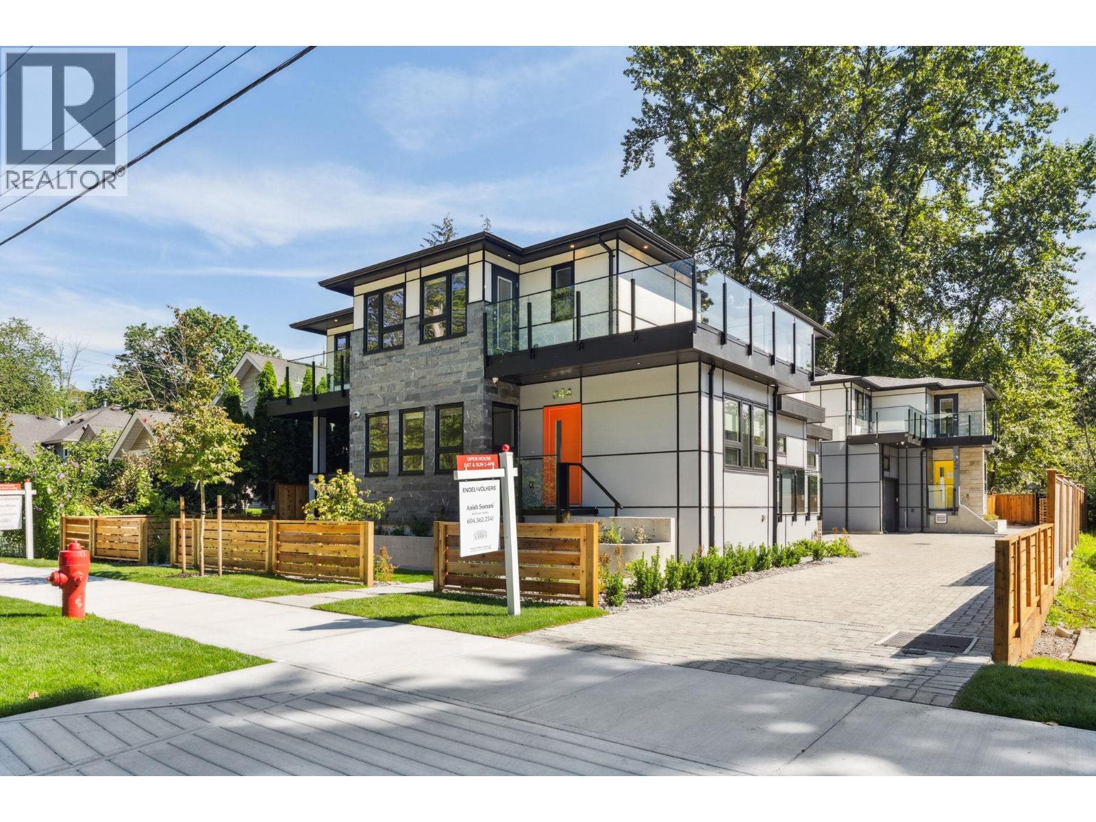 844 ST. DENIS AVENUE, North Vancouver, British Columbia