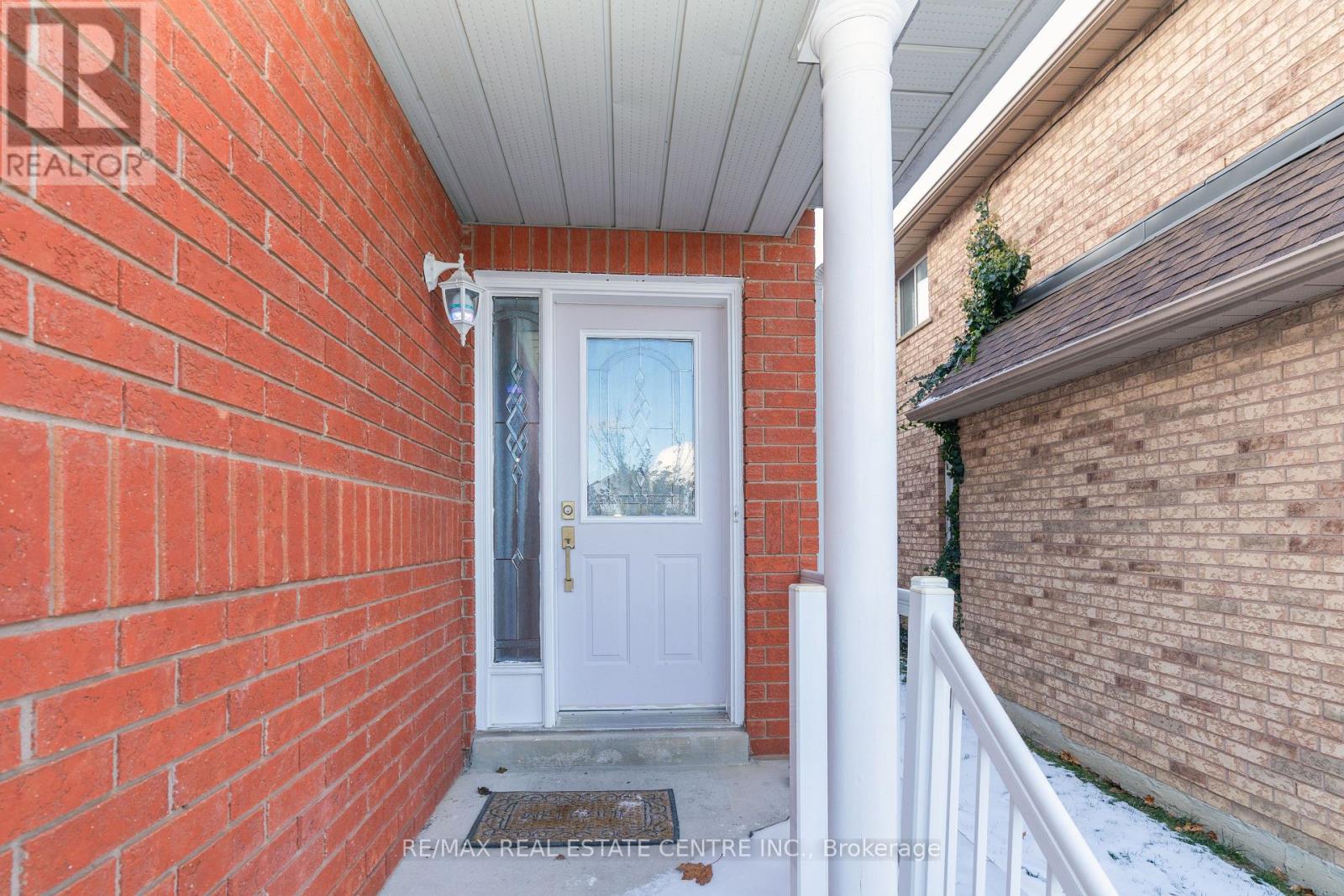 40 Olympia Crescent, Brampton, Ontario  L6X 4W2 - Photo 4 - W12609180