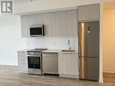 911 - 185 Deerfield Road, Newmarket, Ontario  L3Y 0G7 - Photo 2 - N12611358