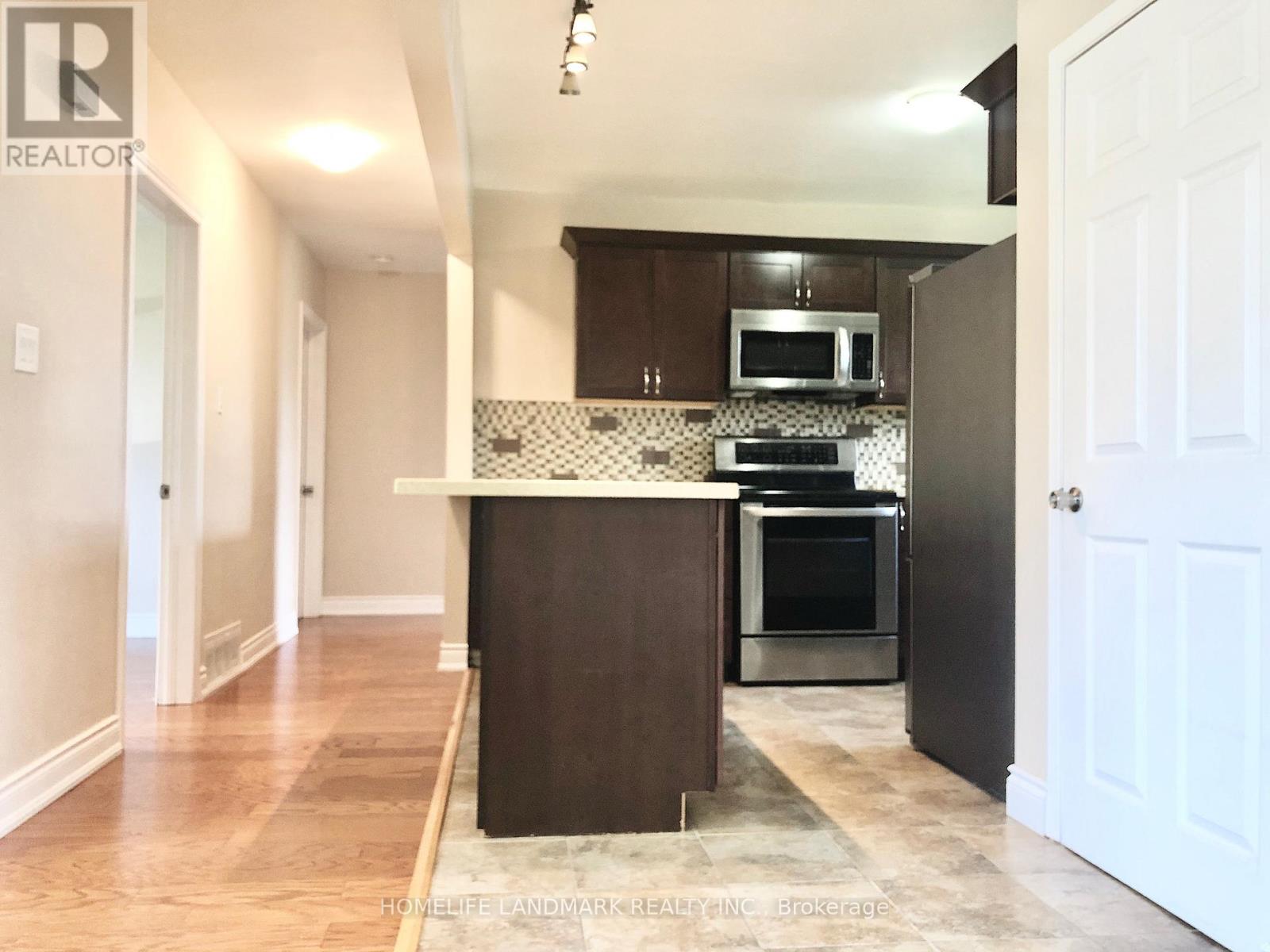 Main - 529 Third Line, Oakville, Ontario  L6L 4A8 - Photo 4 - W12611298