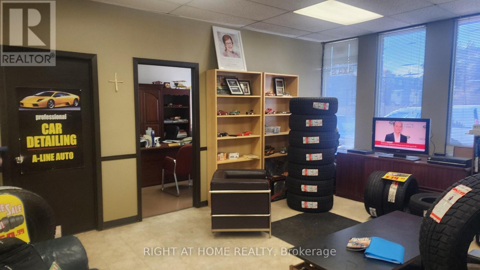 3191 Wolfedale Road, Mississauga (Mavis-Erindale), Ontario  L5C 1V8 - Photo 6 - W12611302