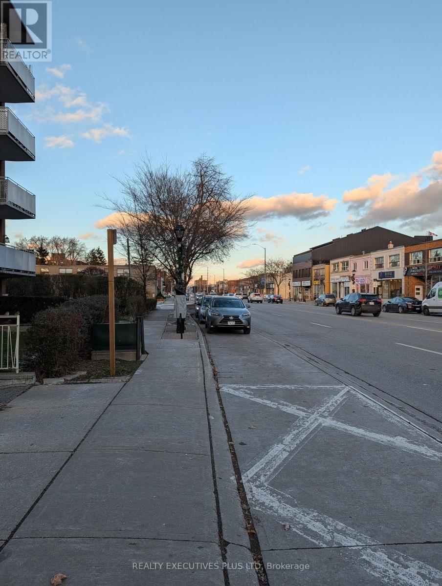 C - 286 Lakeshore Road E, Mississauga, Ontario  L5G 1H2 - Photo 10 - W12611306