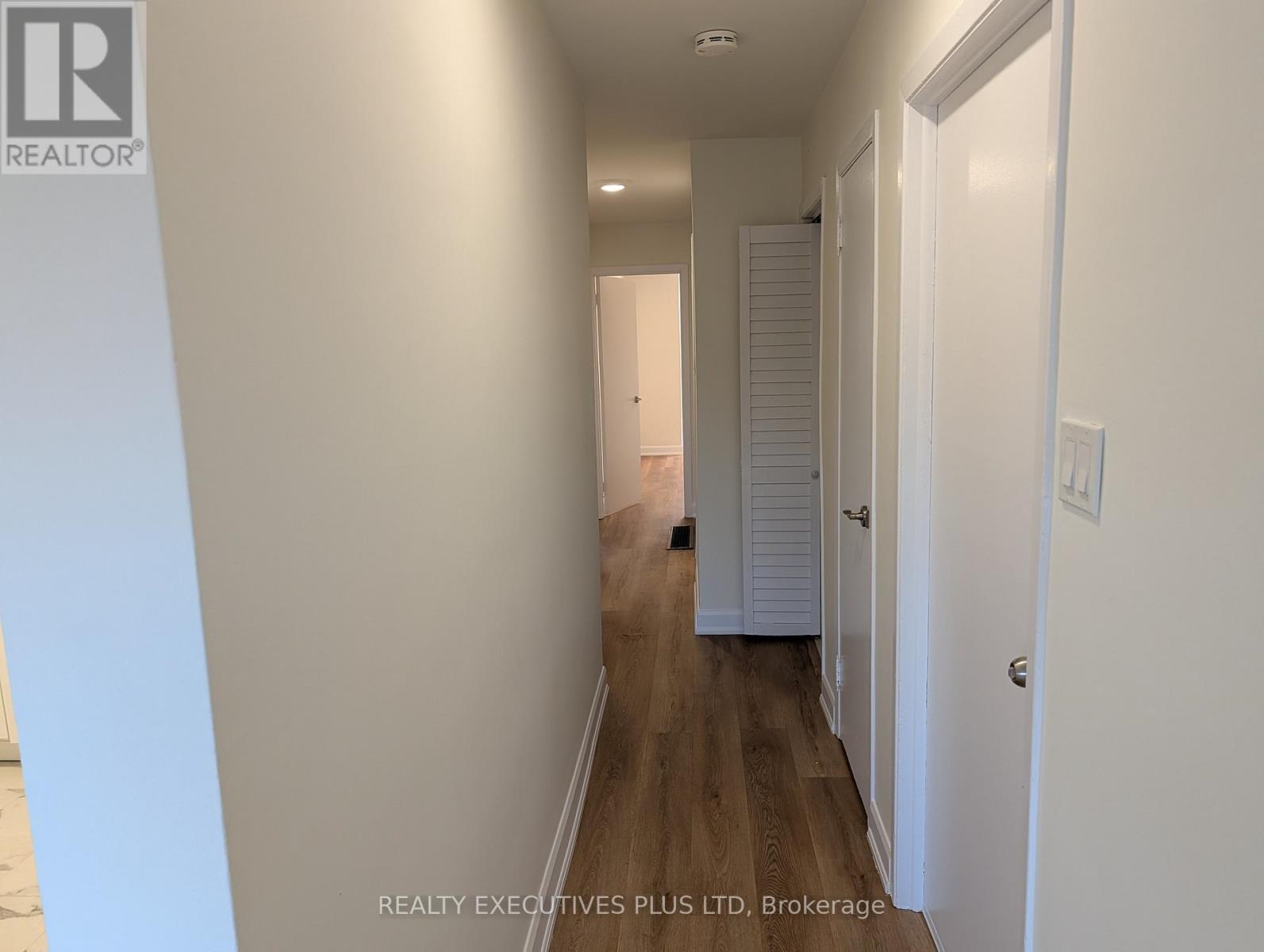 C - 286 Lakeshore Road E, Mississauga, Ontario  L5G 1H2 - Photo 2 - W12611306