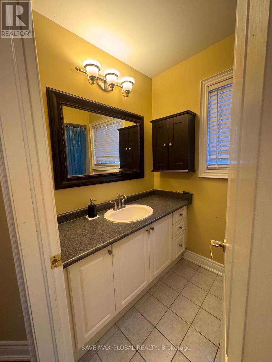 30 Prada Court, Brampton, Ontario  L6P 2K1 - Photo 10 - W12611328