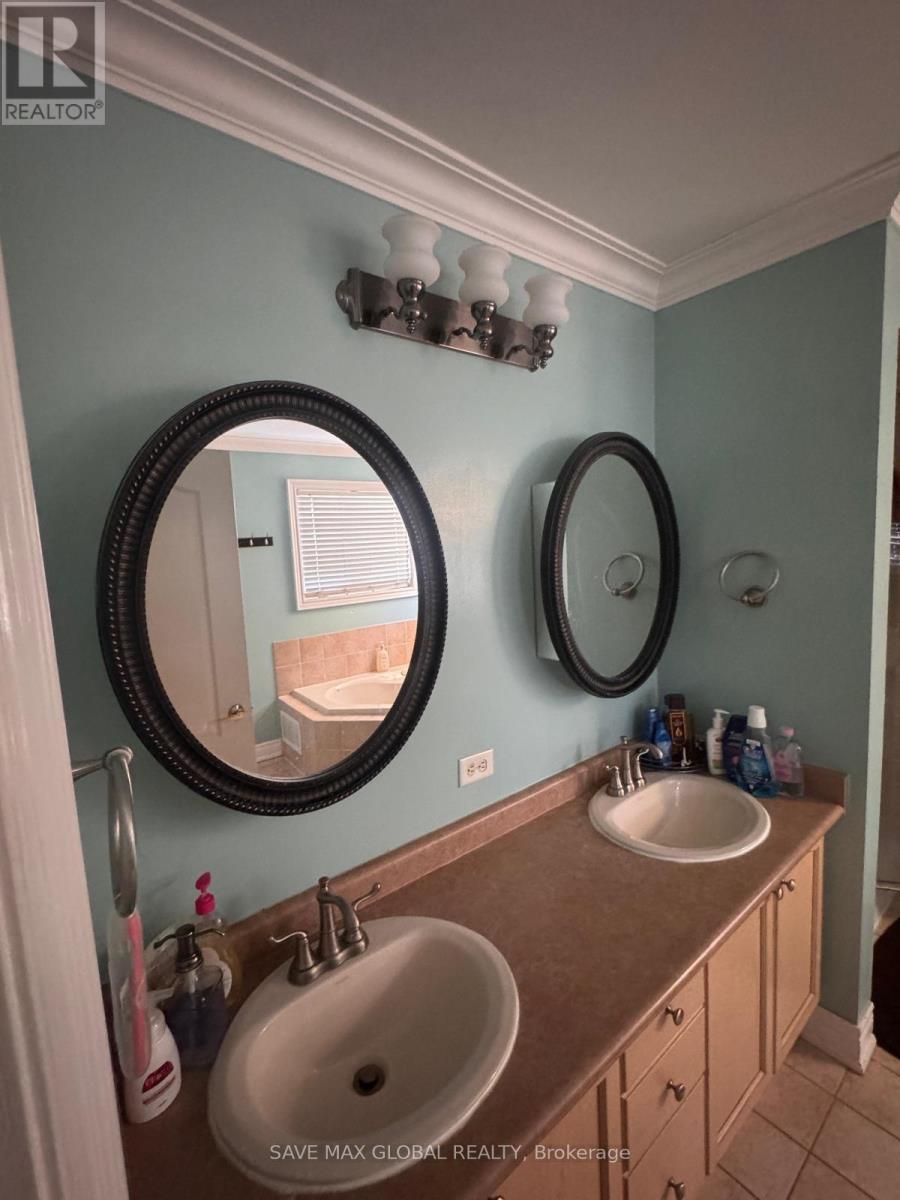 30 Prada Court, Brampton, Ontario  L6P 2K1 - Photo 11 - W12611328