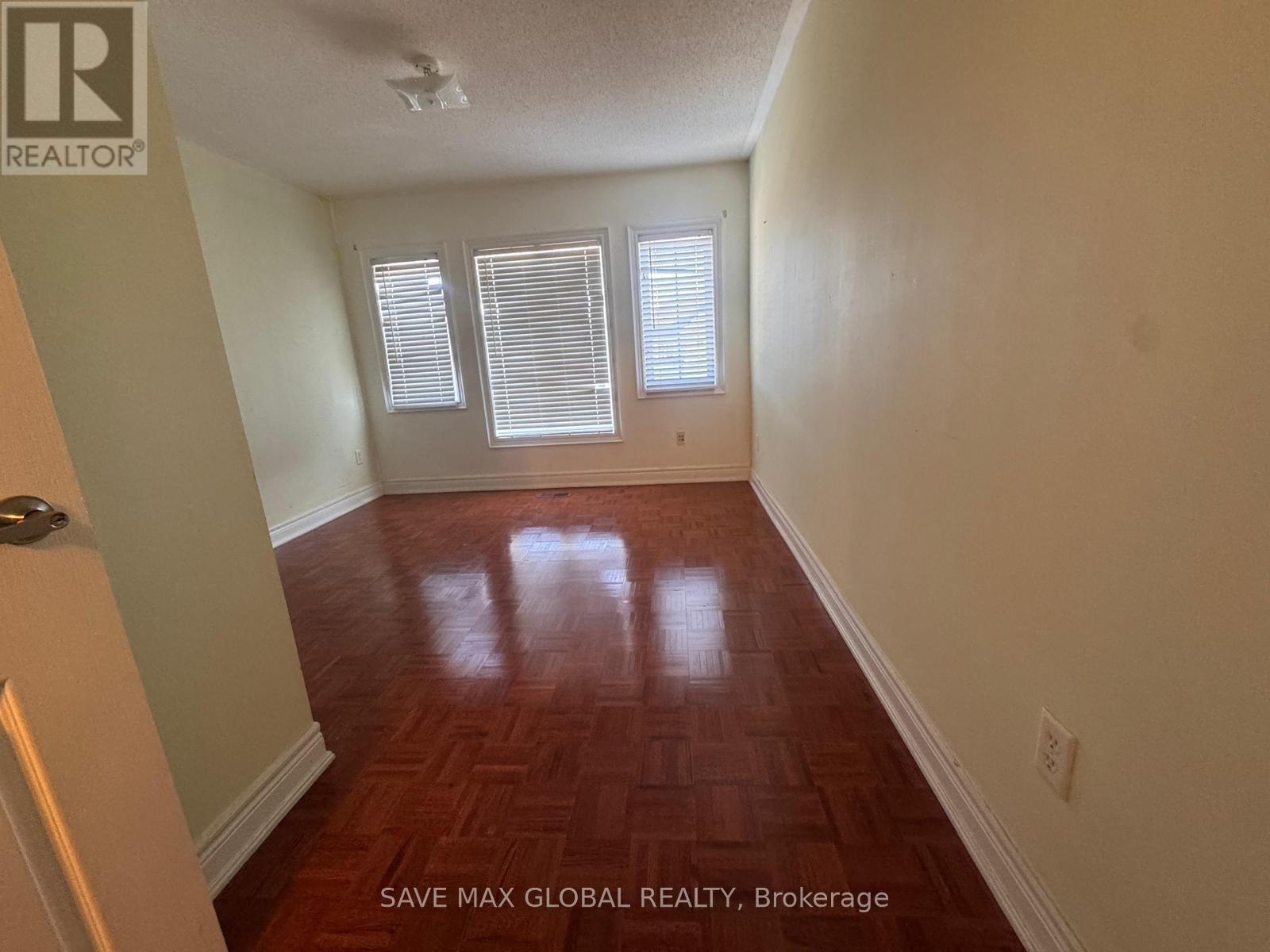 30 Prada Court, Brampton, Ontario  L6P 2K1 - Photo 4 - W12611328