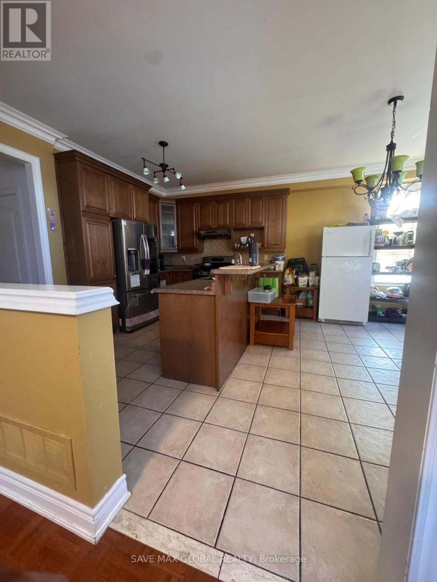 30 Prada Court, Brampton, Ontario  L6P 2K1 - Photo 9 - W12611328