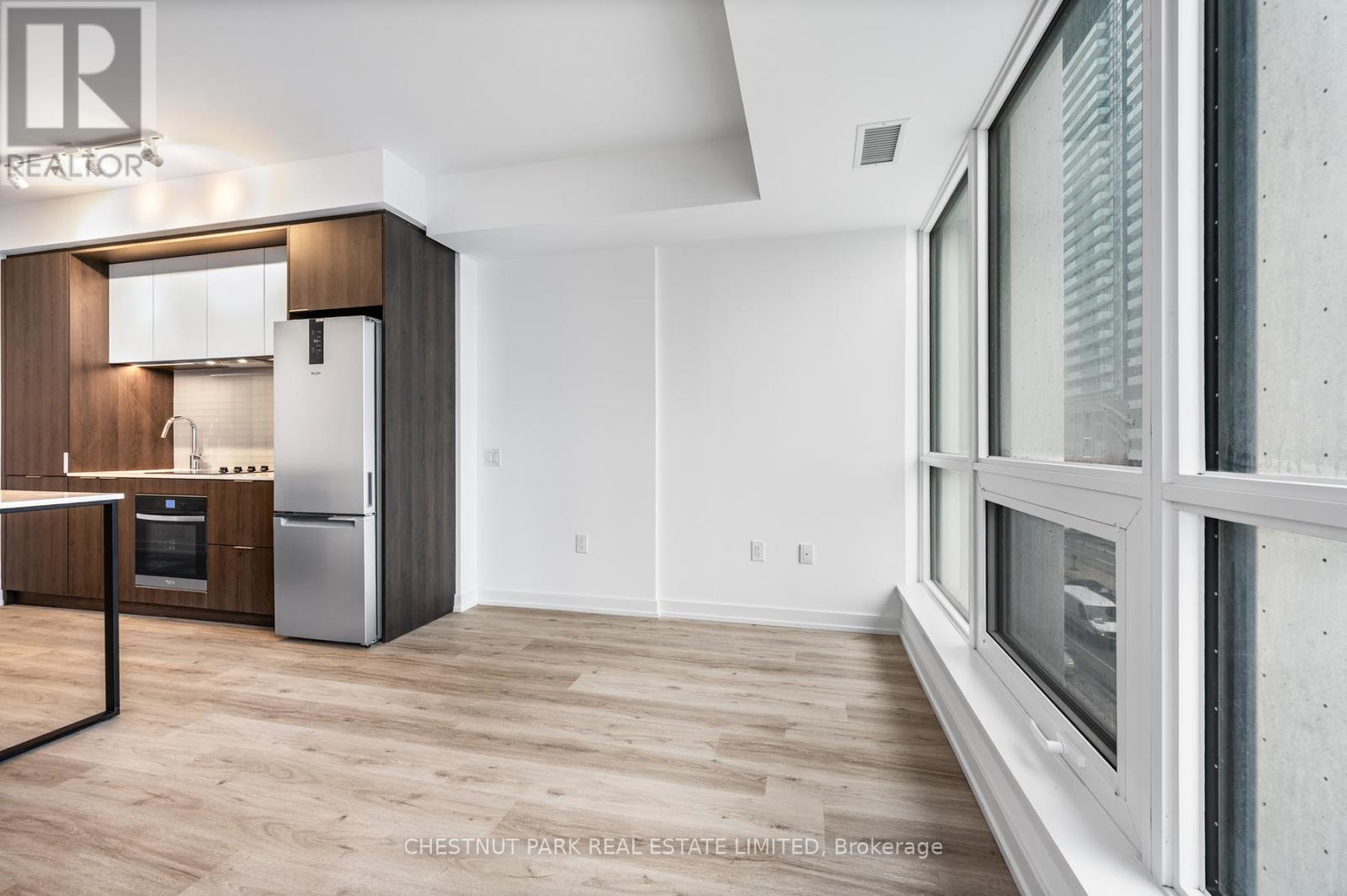 318 - 395 Square One Drive, Mississauga, Ontario  L5B 0P6 - Photo 12 - W12611356