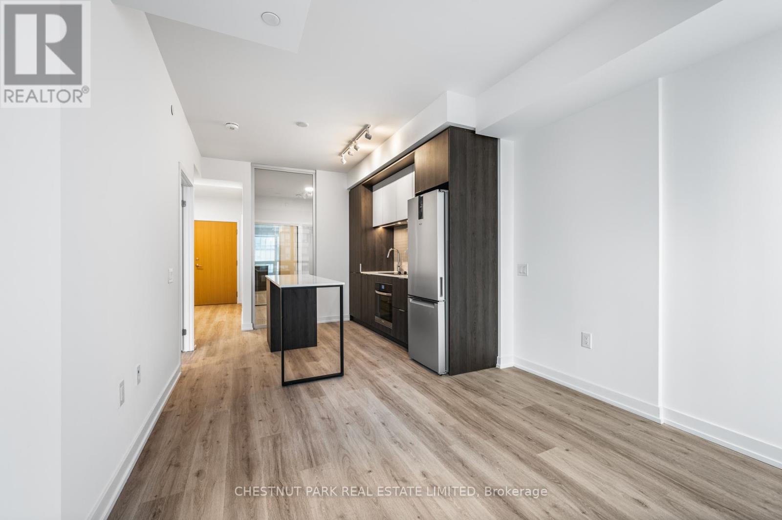 318 - 395 Square One Drive, Mississauga, Ontario  L5B 0P6 - Photo 13 - W12611356