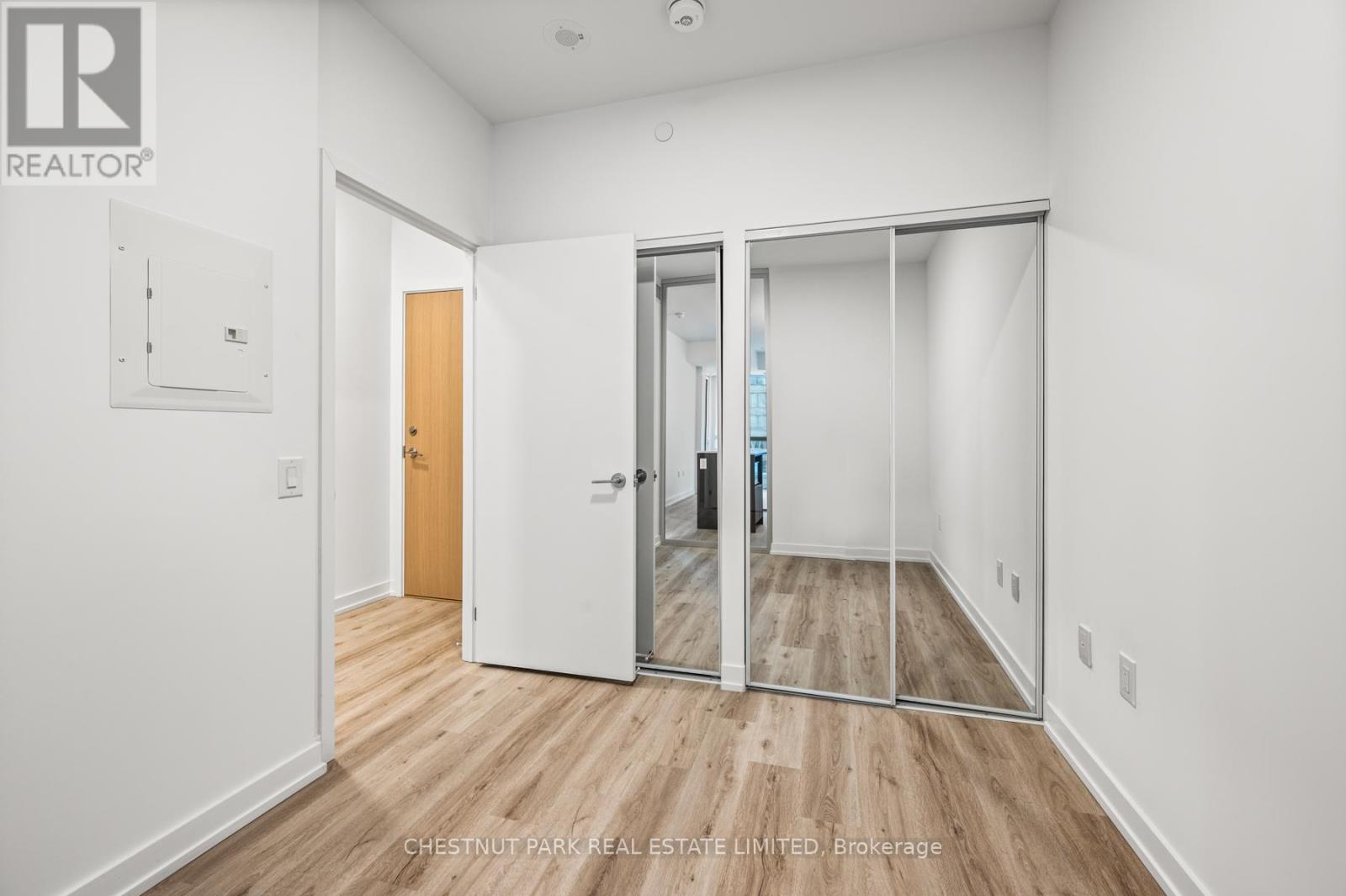 318 - 395 Square One Drive, Mississauga, Ontario  L5B 0P6 - Photo 15 - W12611356