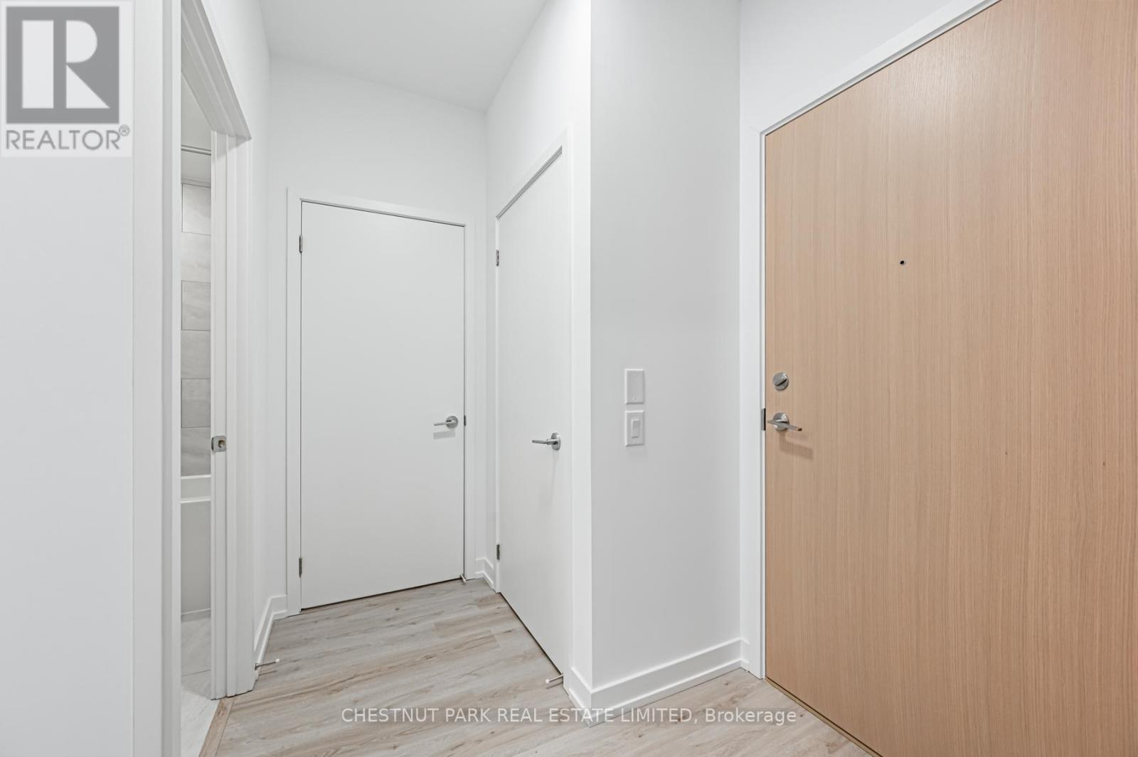 318 - 395 Square One Drive, Mississauga, Ontario  L5B 0P6 - Photo 2 - W12611356