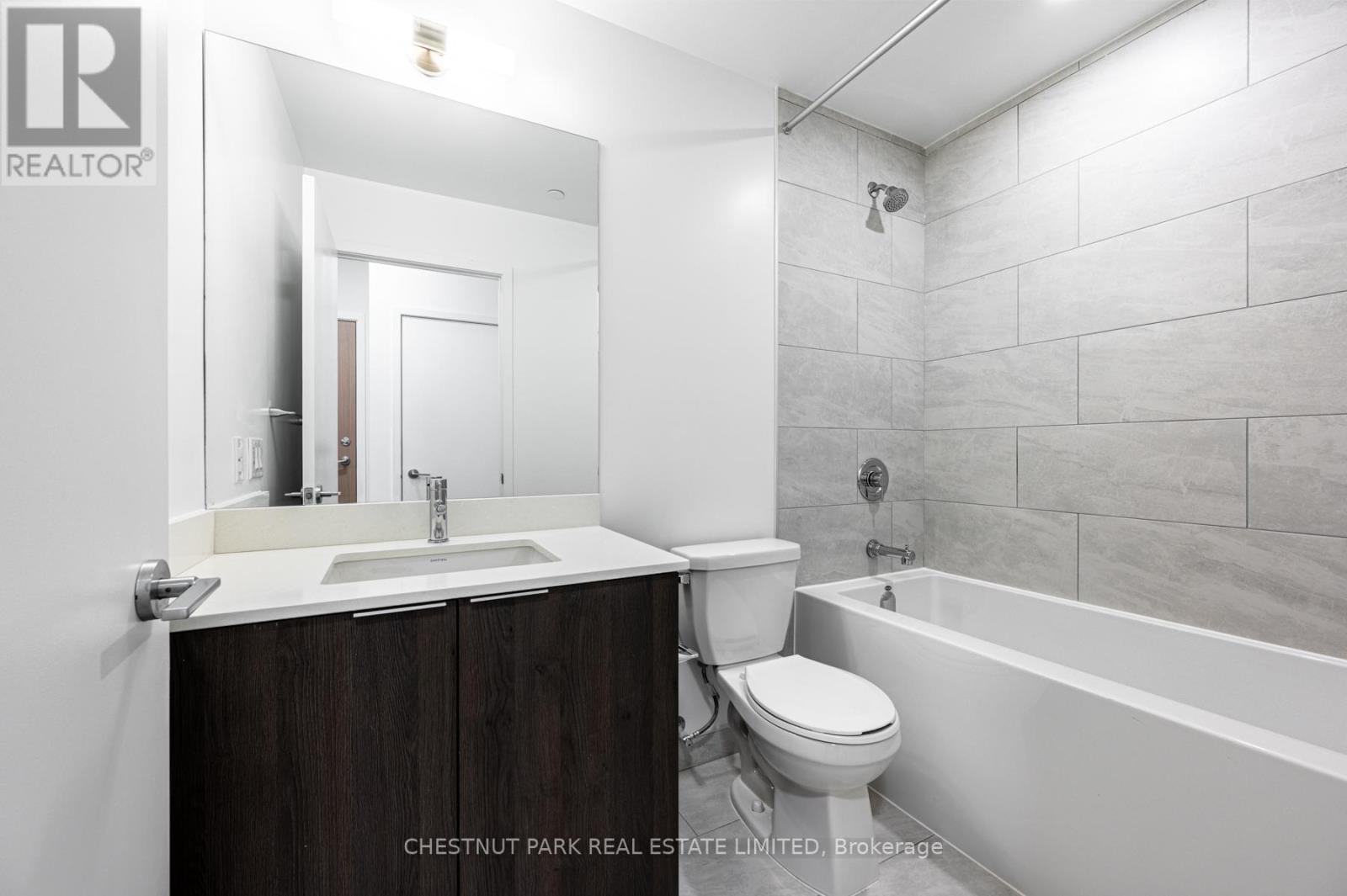 318 - 395 Square One Drive, Mississauga, Ontario  L5B 0P6 - Photo 22 - W12611356