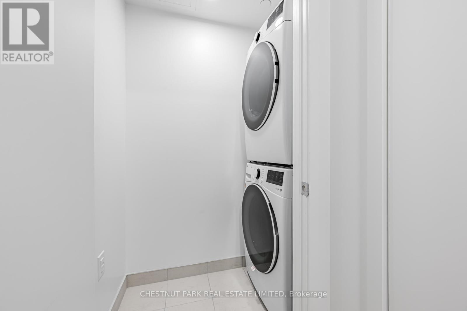 318 - 395 Square One Drive, Mississauga, Ontario  L5B 0P6 - Photo 23 - W12611356