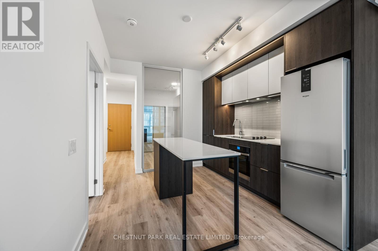 318 - 395 Square One Drive, Mississauga, Ontario  L5B 0P6 - Photo 5 - W12611356