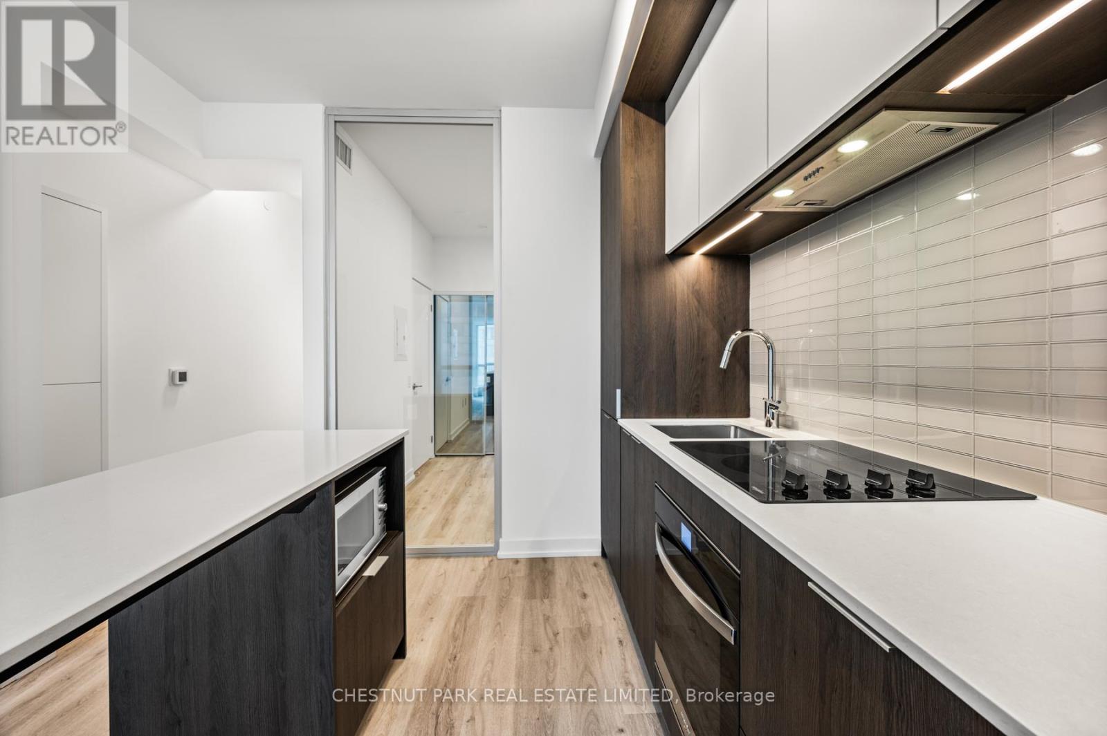 318 - 395 Square One Drive, Mississauga, Ontario  L5B 0P6 - Photo 6 - W12611356