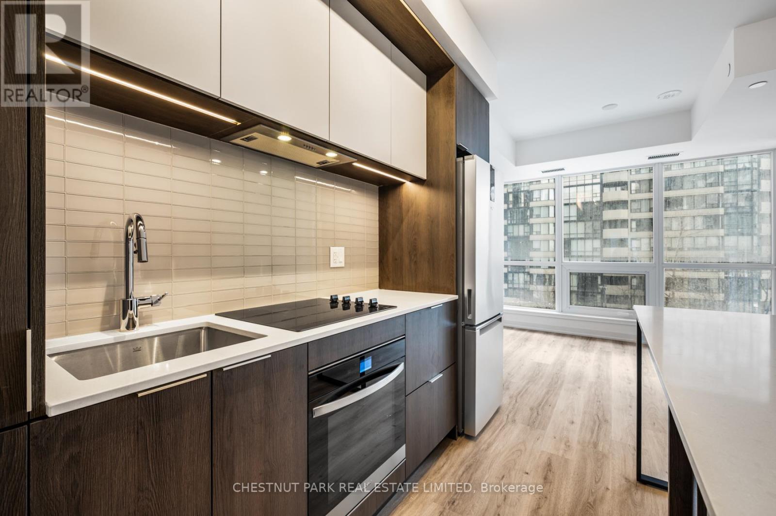 318 - 395 Square One Drive, Mississauga, Ontario  L5B 0P6 - Photo 7 - W12611356