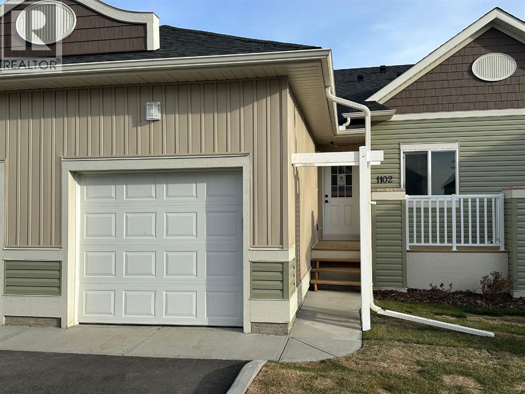 1102 Clover Close, Carstairs, Alberta  T0M 0N0 - Photo 2 - A2270397