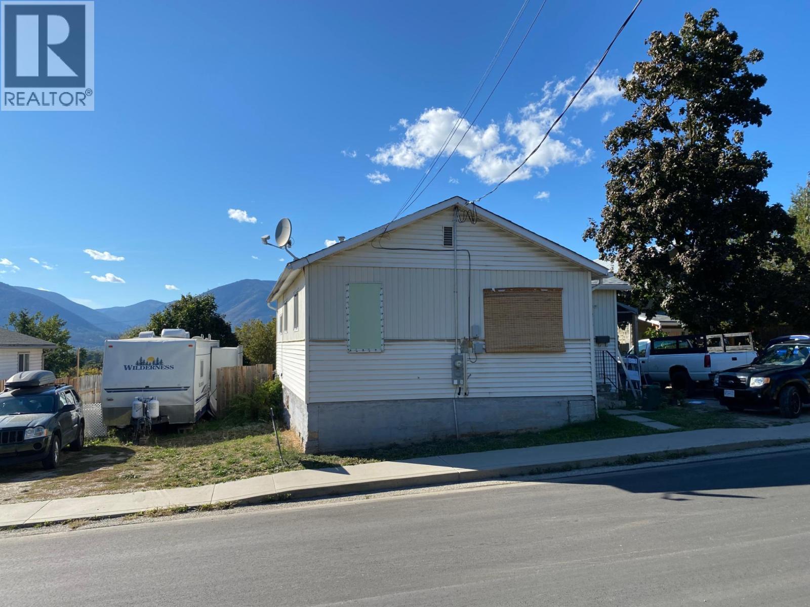 229 9th S Avenue, Creston, British Columbia V0B 1G3 - Photo 4 - 10364904