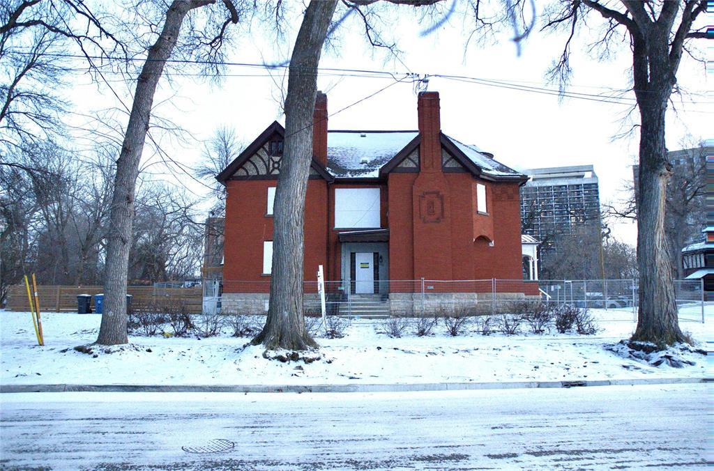 155 East Gate, Winnipeg, Manitoba  R3C 2C2 - Photo 1 - 202529616