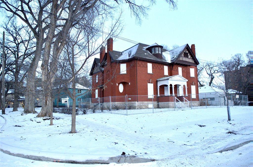 155 East Gate, Winnipeg, Manitoba  R3C 2C2 - Photo 2 - 202529616