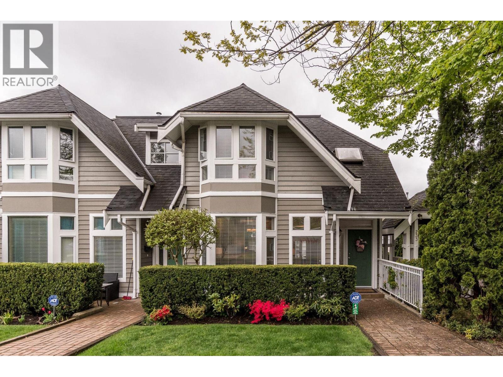 4 233 E 6TH STREET, North Vancouver, British Columbia