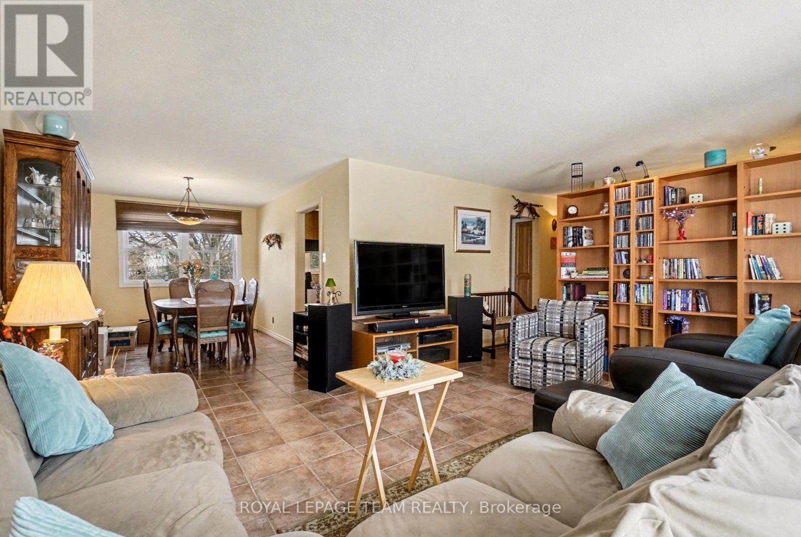 30 Juniper Court, Ottawa, Ontario  K2E 5M6 - Photo 4 - X12611468