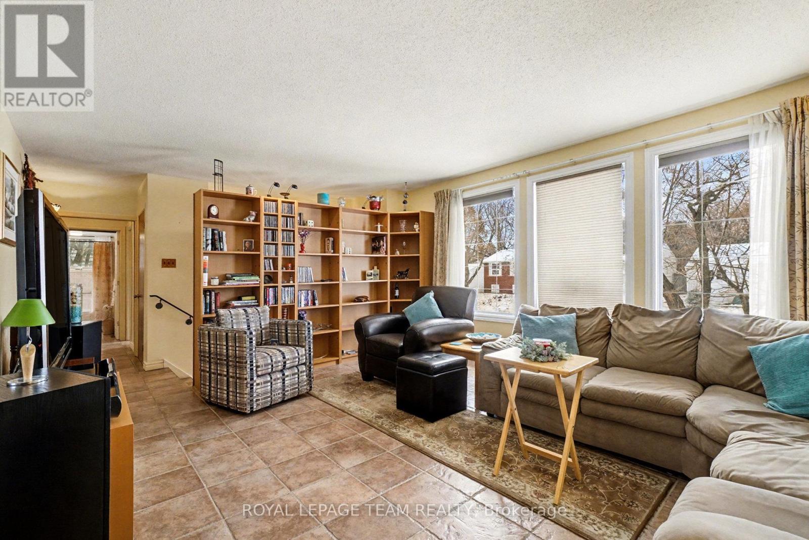 30 Juniper Court, Ottawa, Ontario  K2E 5M6 - Photo 7 - X12611468