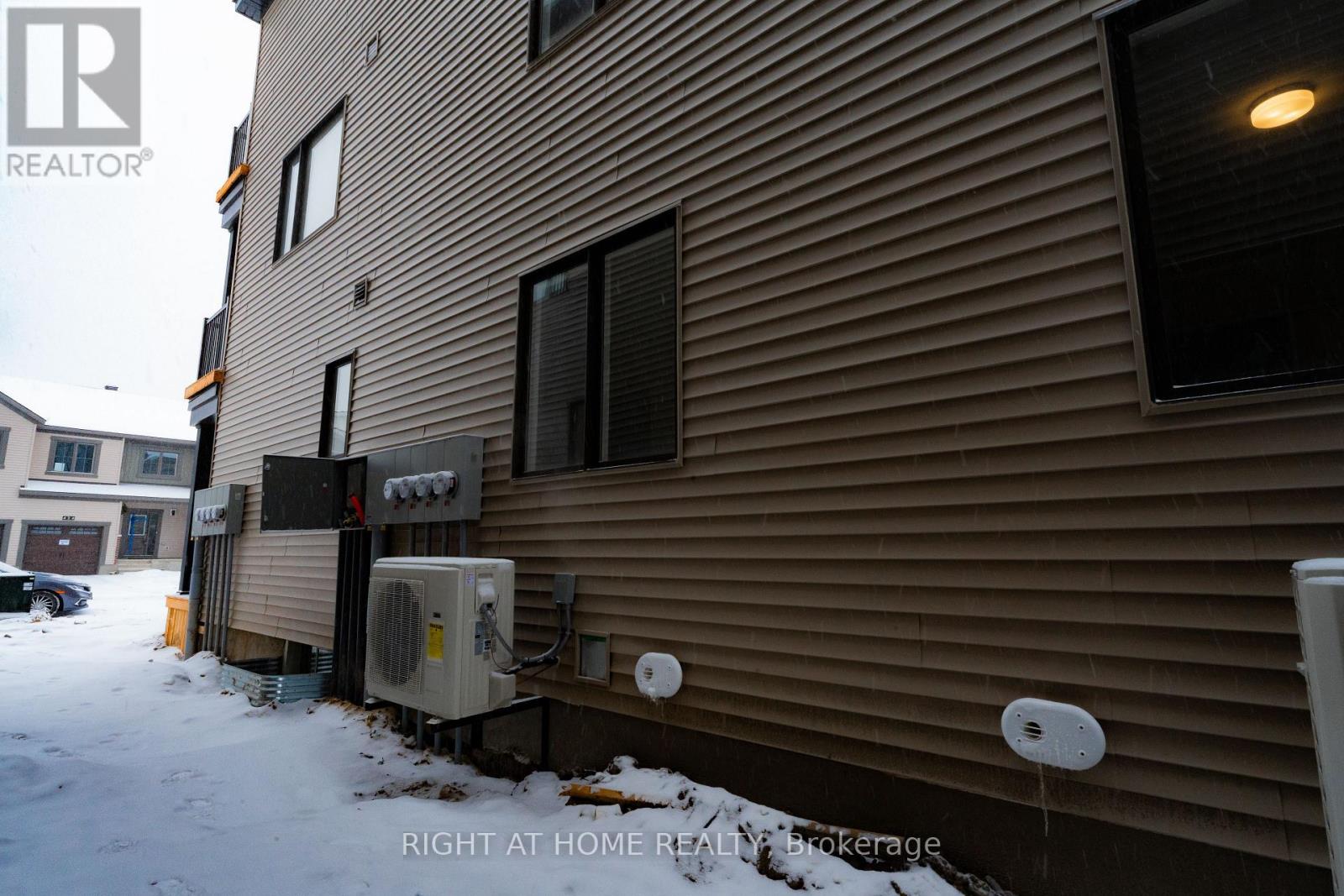 425 Mortar Terrace, Ottawa, Ontario  K2W 0N8 - Photo 3 - X12611478