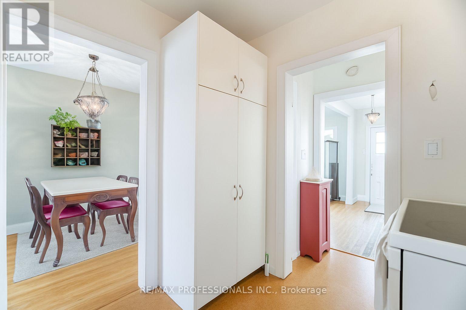 40 Warren Crescent, Toronto, Ontario  M6S 4S2 - Photo 10 - W12583882