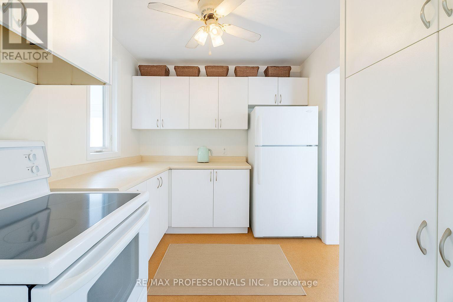 40 Warren Crescent, Toronto, Ontario  M6S 4S2 - Photo 8 - W12583882