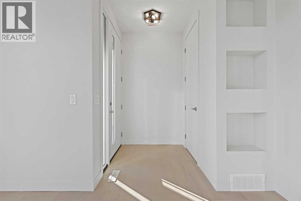 220 Waterford Heath, Chestermere, Alberta  T1X 2Z7 - Photo 4 - A2269514