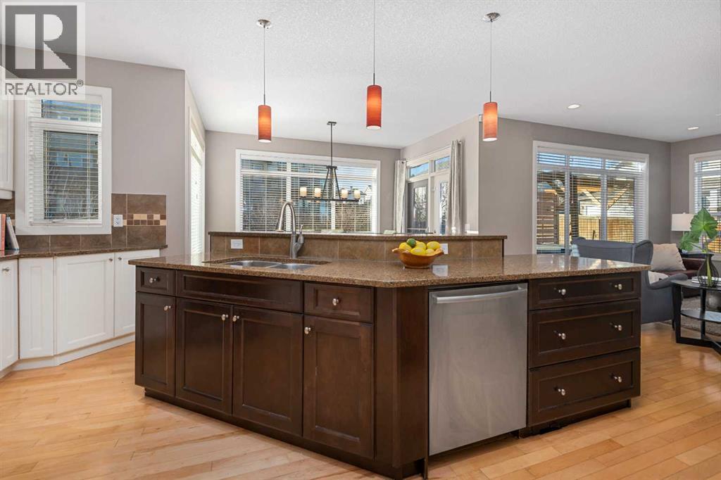 301 Westmount Court, Okotoks, Alberta  T1S 0B6 - Photo 11 - A2272275