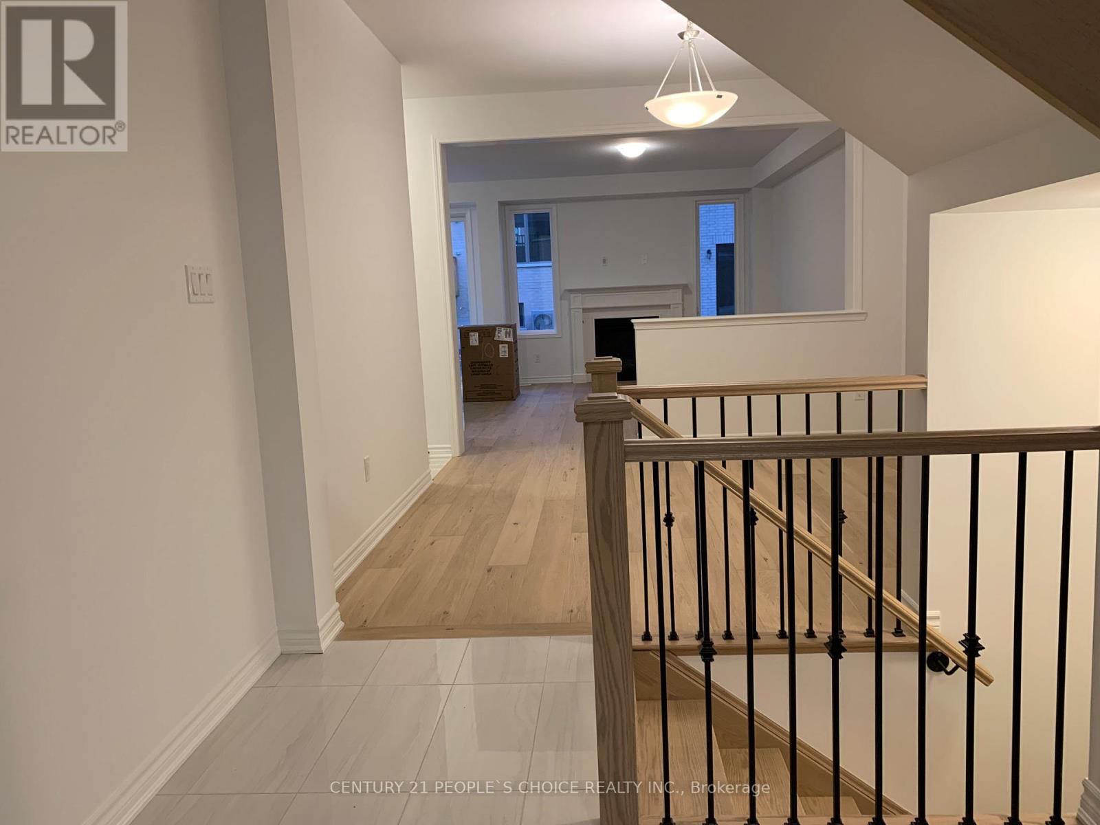 262 Marigold Court, Milton, Ontario  L9T 2X5 - Photo 4 - W12611438