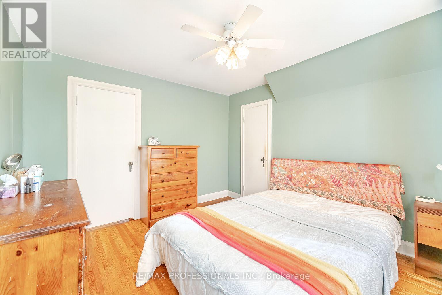 40 Warren Crescent, Toronto, Ontario  M6S 4S2 - Photo 14 - W12583882