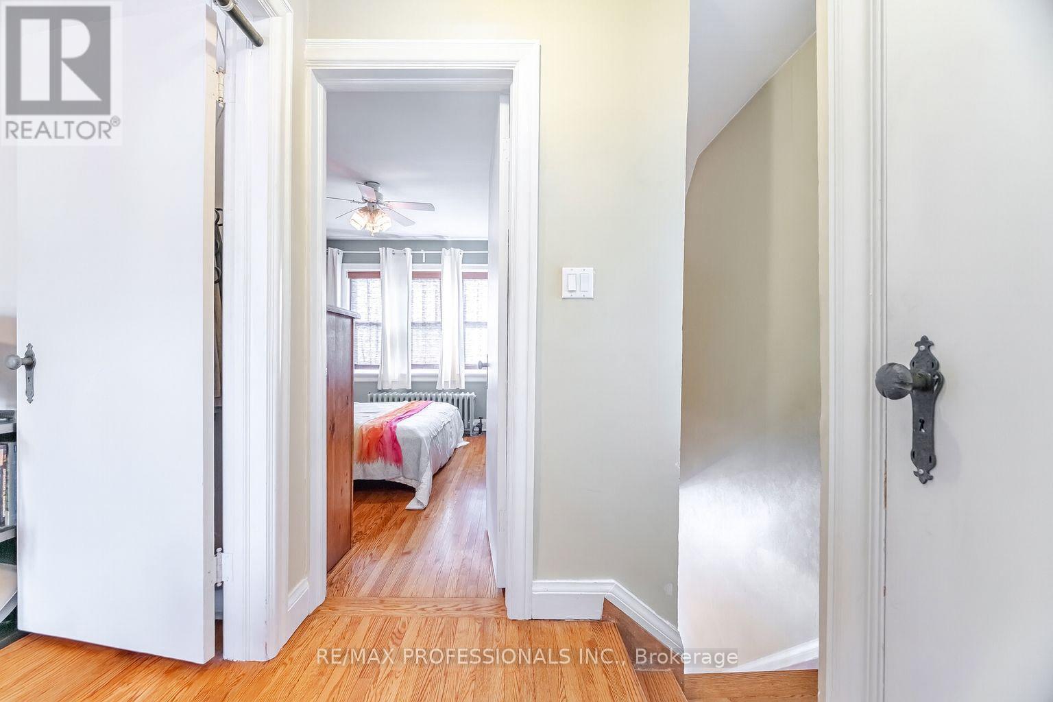 40 Warren Crescent, Toronto, Ontario  M6S 4S2 - Photo 12 - W12583882