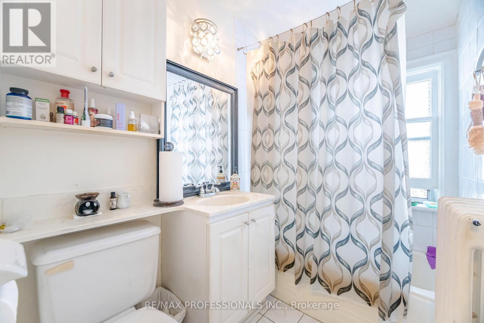 40 Warren Crescent, Toronto, Ontario  M6S 4S2 - Photo 17 - W12583882