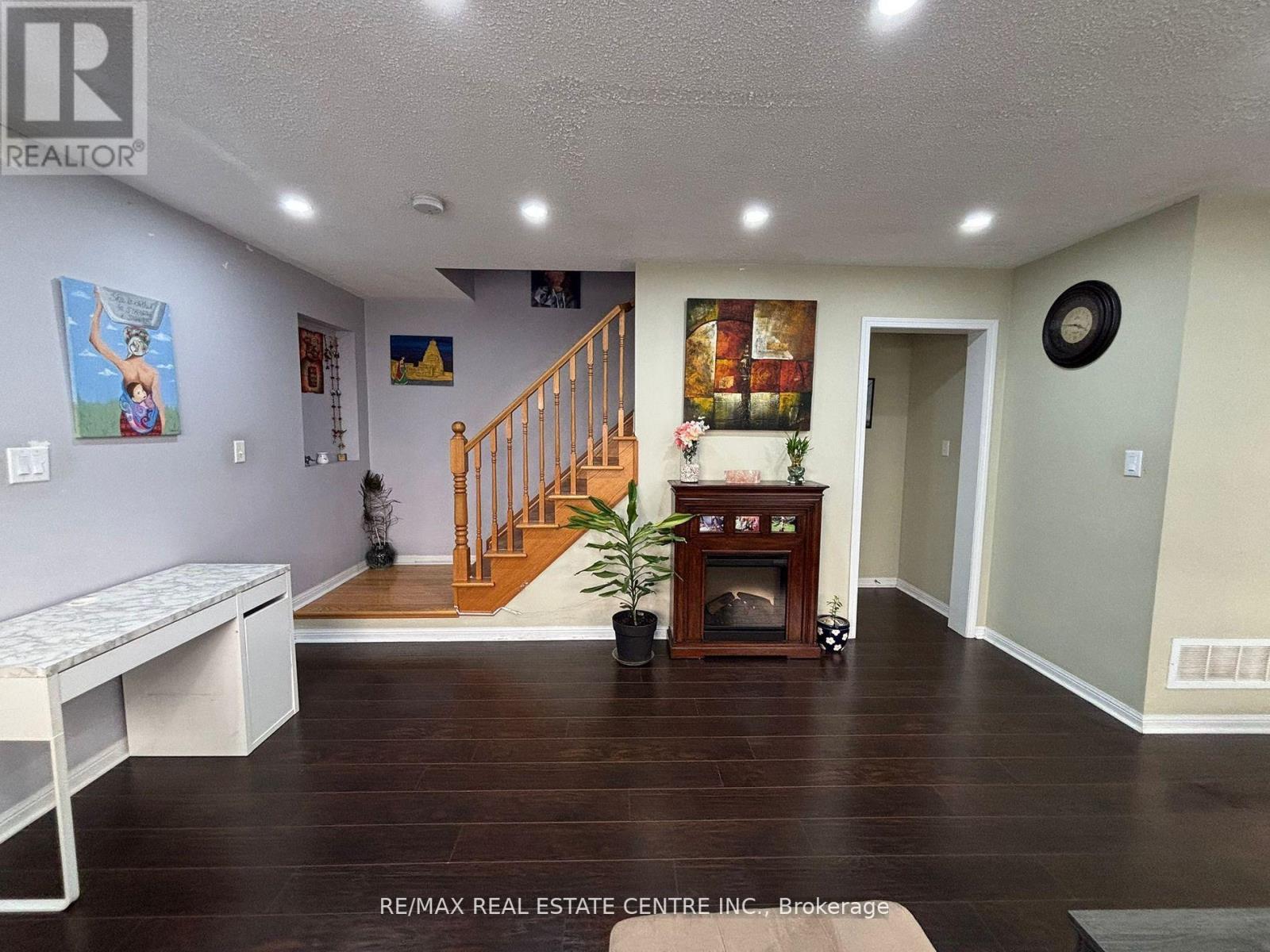 30 Parisian Road, Brampton (Vales Of Castlemore), Ontario  L6P 2T2 - Photo 10 - W12611534