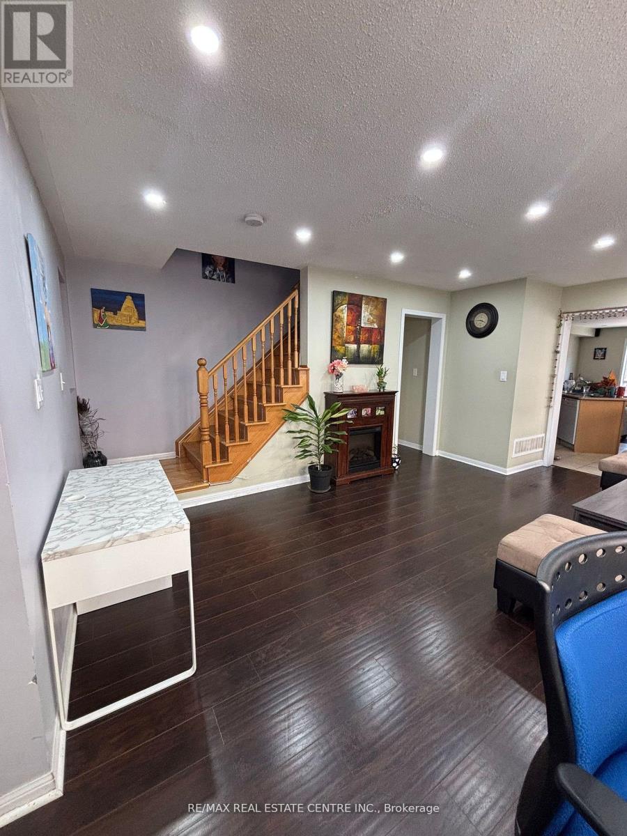 30 Parisian Road, Brampton (Vales Of Castlemore), Ontario  L6P 2T2 - Photo 11 - W12611534