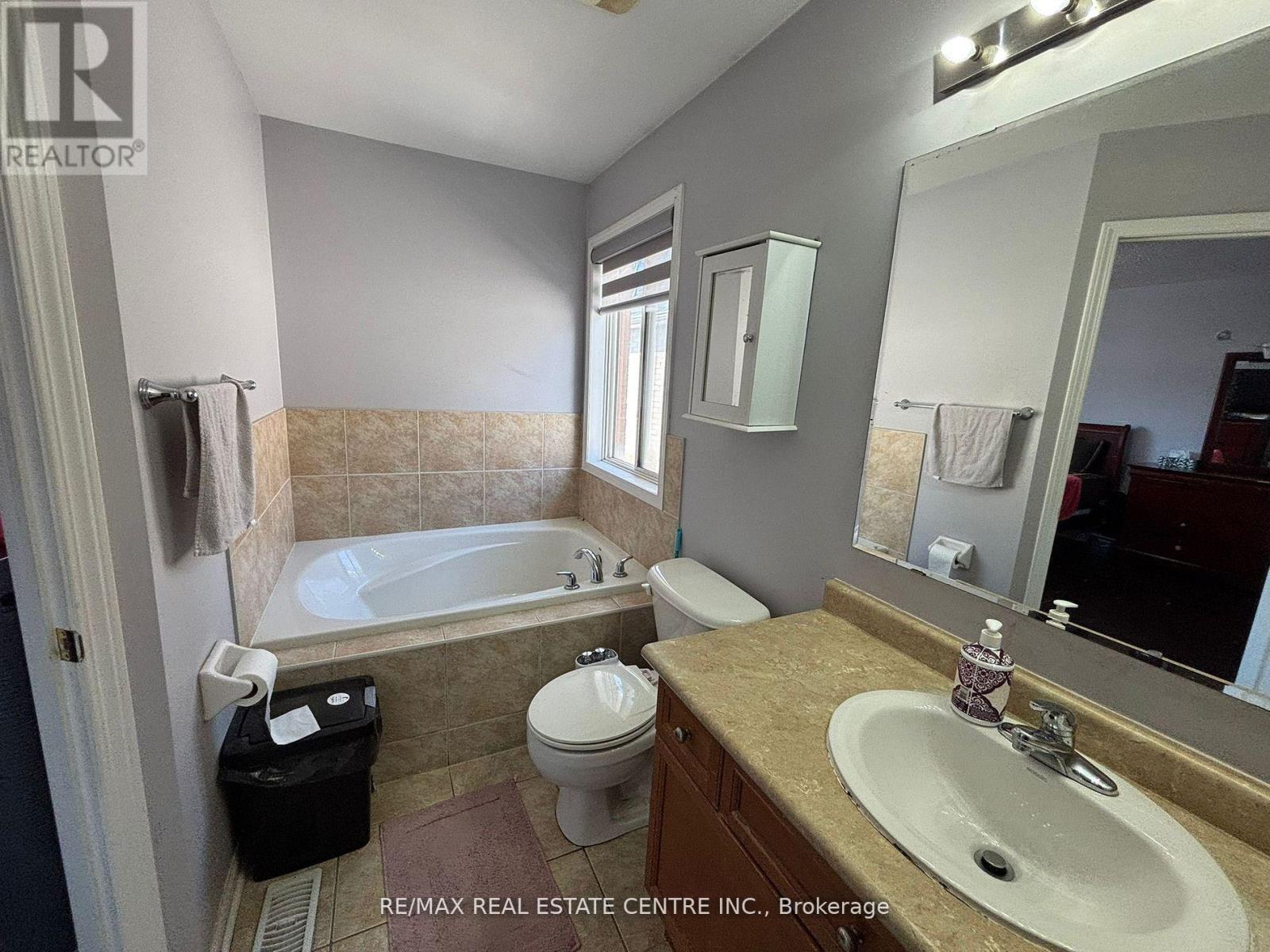 30 Parisian Road, Brampton (Vales Of Castlemore), Ontario  L6P 2T2 - Photo 16 - W12611534