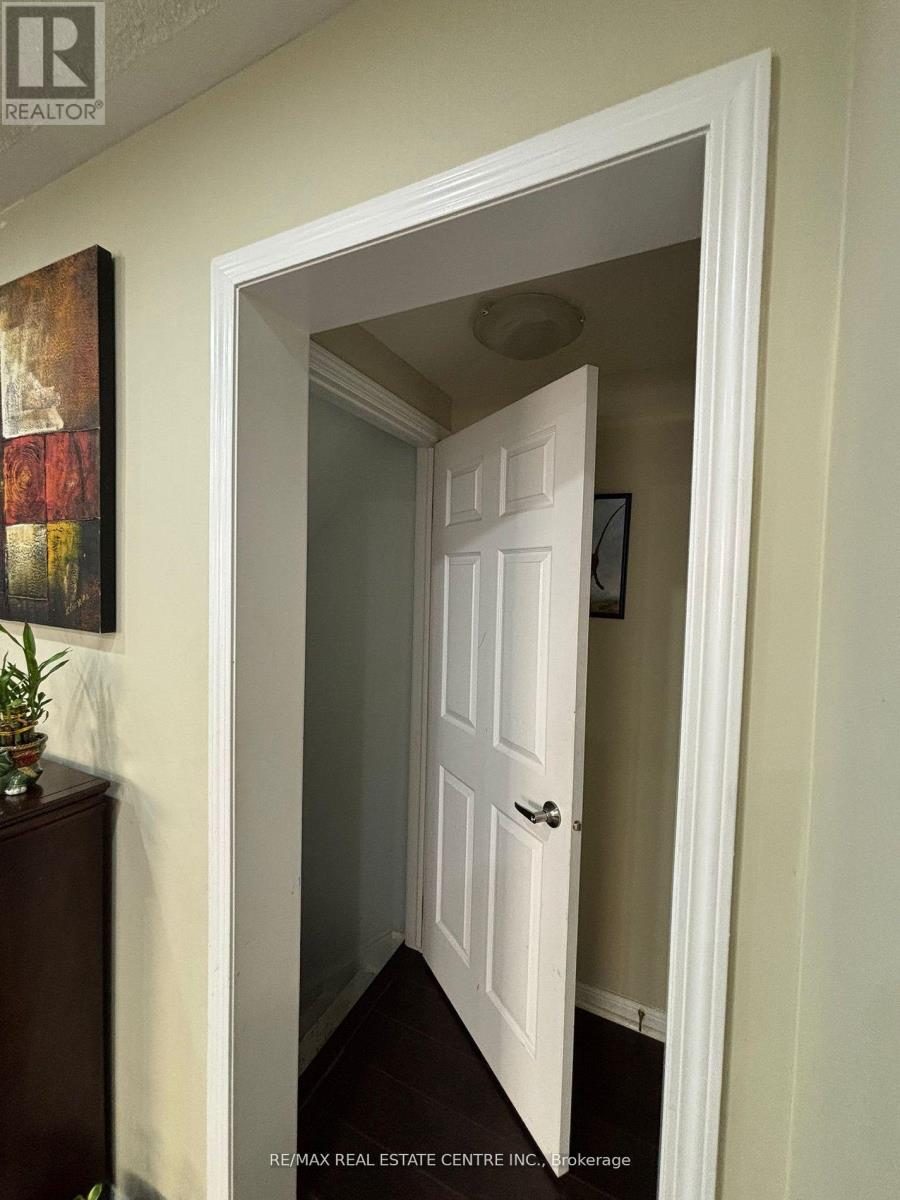 30 Parisian Road, Brampton (Vales Of Castlemore), Ontario  L6P 2T2 - Photo 19 - W12611534