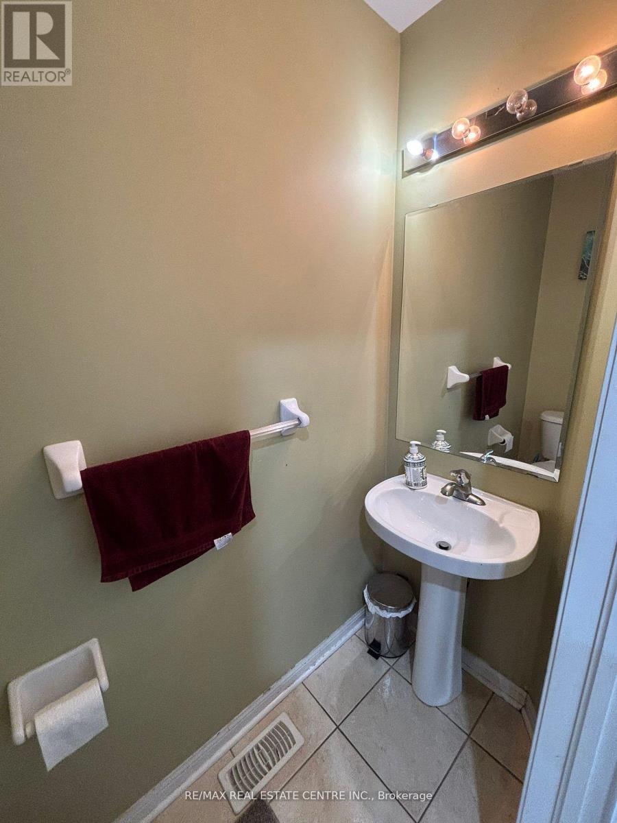 30 Parisian Road, Brampton (Vales Of Castlemore), Ontario  L6P 2T2 - Photo 20 - W12611534