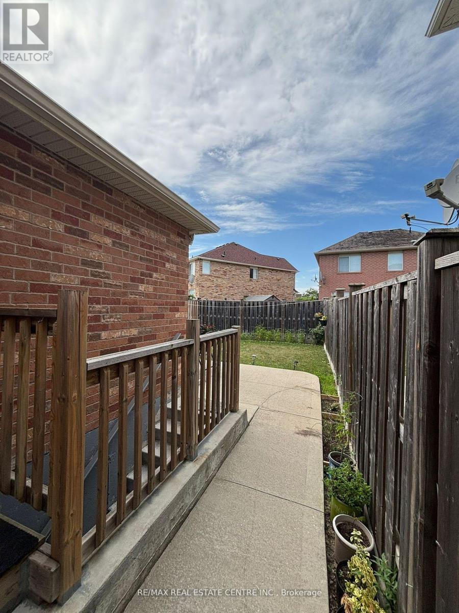 30 Parisian Road, Brampton (Vales Of Castlemore), Ontario  L6P 2T2 - Photo 22 - W12611534