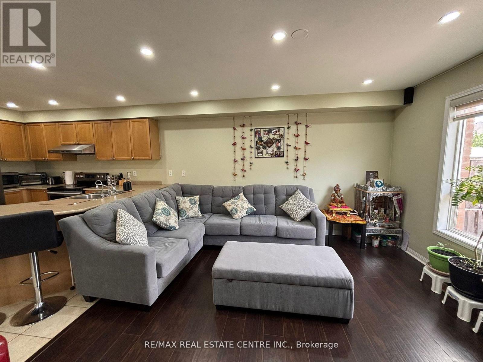 30 Parisian Road, Brampton (Vales Of Castlemore), Ontario  L6P 2T2 - Photo 3 - W12611534