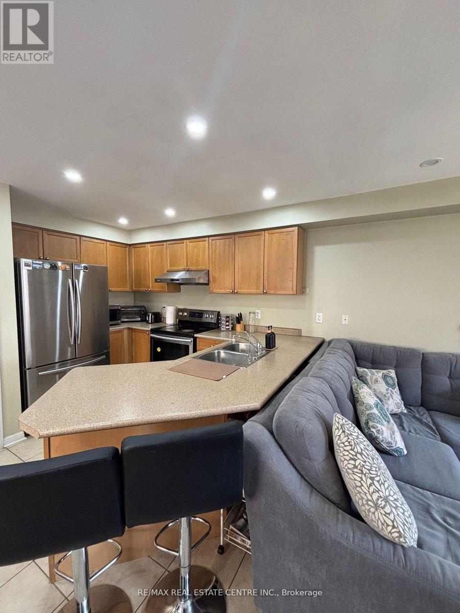 30 Parisian Road, Brampton (Vales Of Castlemore), Ontario  L6P 2T2 - Photo 5 - W12611534