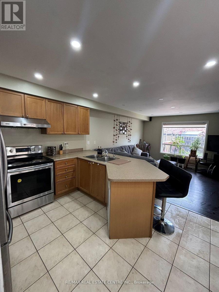 30 Parisian Road, Brampton (Vales Of Castlemore), Ontario  L6P 2T2 - Photo 6 - W12611534